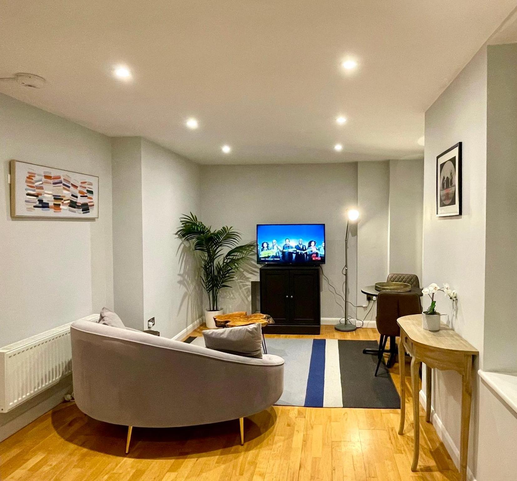 Stylish 1br, 15 Mins To Buckingham Palace, Apartamento